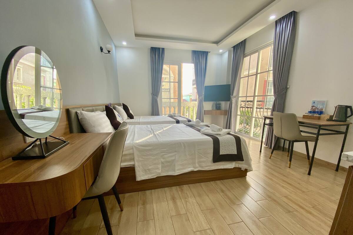 Vierpersoonskamer (202-302-402) | Luxe beddengoed, een minibar, een laptopwerkplek