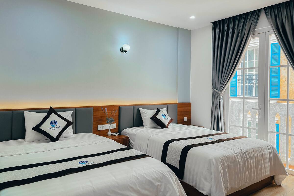 Vierpersoonskamer (201-401) | Luxe beddengoed, een minibar, een laptopwerkplek