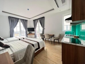 Sängtillbehör av högsta kvalitet, minibar och arbetsyta för laptop