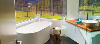 Peninsula Hideway - Secluded Summer Escape with Pool and Pristine Views