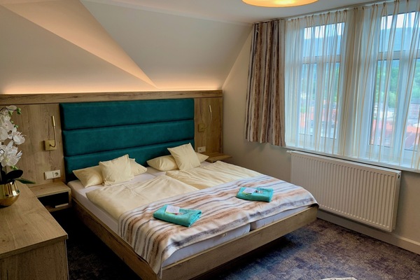 Kamar Double Standar | Meja kerja, ruang kerja ramah laptop, Wi-Fi gratis, dan seprai linen