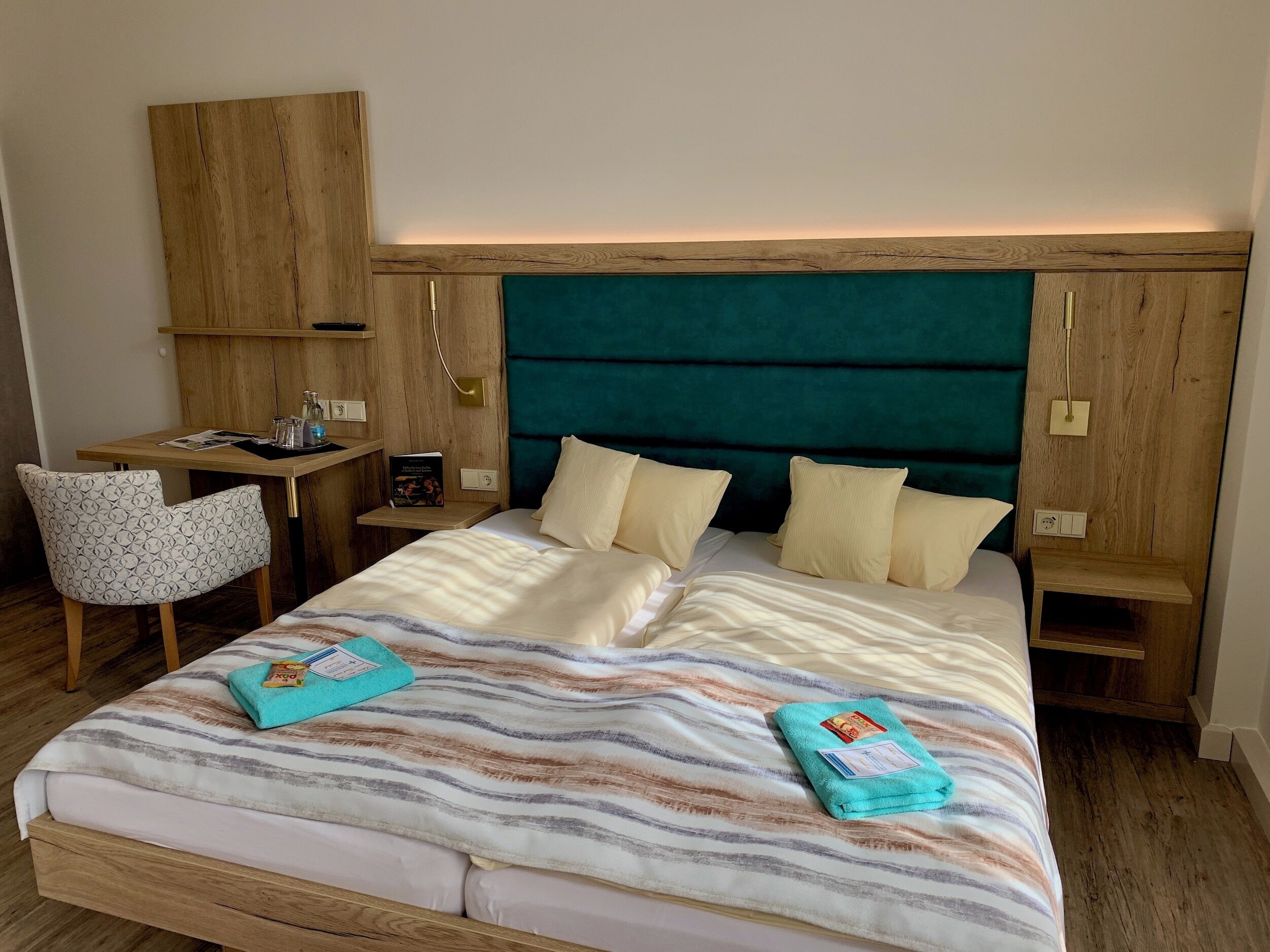 Ein Hotelzimmer mit Bett, Schreibtisch und Stuhl.