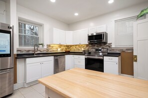 ثلاجة، ميكروويف، فرن، موقد طهي مسطح