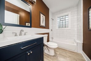 Secadora de cabello, toallas, jabón, papel de baño 