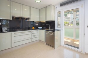 Kjøleskap, mikrobølgeovn, ovn og oppvaskmaskin