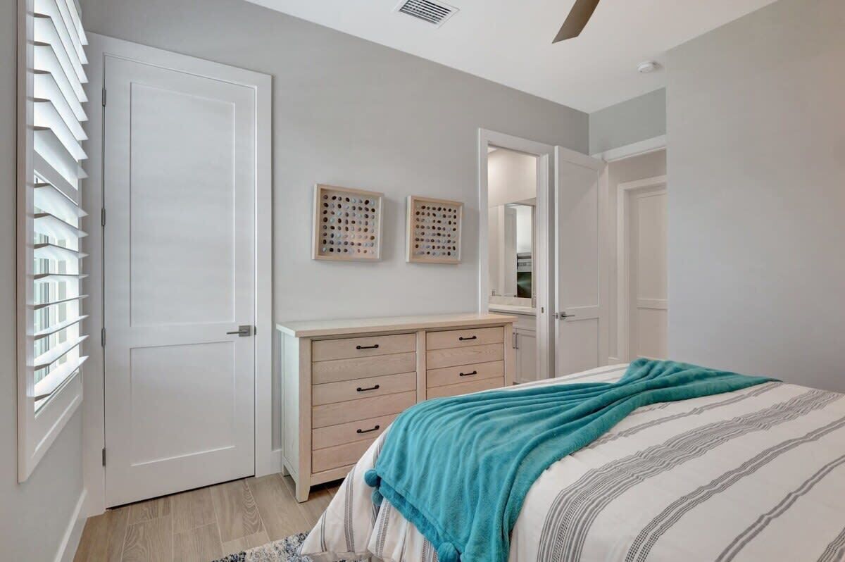 4 bedrooms, desk, iron/ironing board, travel crib