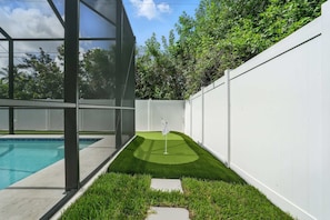 Un área de piscina moderna al aire libre, con vistas despejadas al cielo y vegetación circundante.