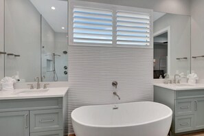 Bathtub, hair dryer, towels - Luxury Coastal Chic Retreat w/ Hot Tub & Pool (Naples)