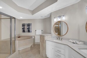 Combined shower/tub, jetted tub, towels - SeaChase 1003W by Liquid Life (Orange Beach)