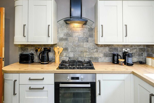 冰箱、微波炉、烤箱、炉灶