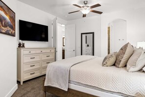 4 bedrooms, desk, iron/ironing board, travel cot - Narrow's Gateway:  Community pools, hot tubs, 30 min from Zion (Washington)