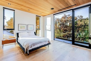 4 bedrooms, desk, iron/ironing board, WiFi