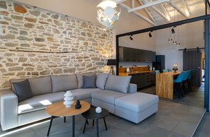 Een televisie, een open haard en een kantoor