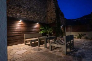 Outdoor dining - Seafront Karma Luxury - An Escape From Reality (Κάτω Γατζέα)