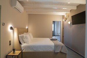 3 bedrooms, iron/ironing board, travel cot, WiFi - Seafront Karma Luxury - An Escape From Reality (Κάτω Γατζέα)