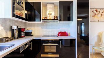 Geladeira, micro-ondas, fogão, lava-louças