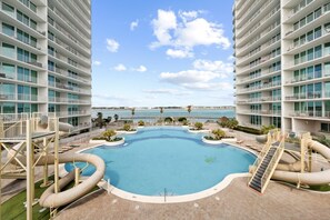 Un hôtel doté d’une grande piscine, de nombreux balcons et offrant une vue sur l’océan.