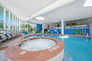 Una piscina cubierta, una piscina climatizada