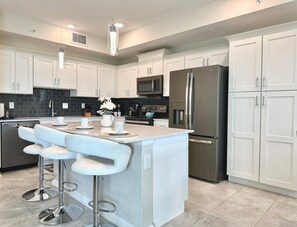 Een koelkast, een magnetron, een oven, een kookplaat