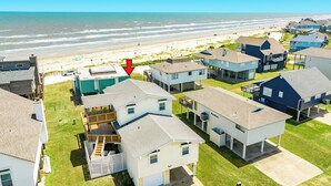 Un quartier résidentiel situé sur la côte, avec des maisons, une plage et une vue sur l’océan.