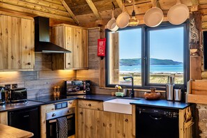 Een koelkast, een microgolfoven, een oven, een vaatwasser