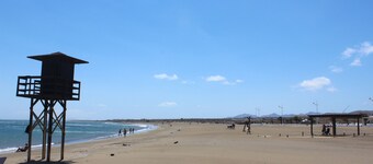 2BR Terrace Home - 10 min walk to the Beach