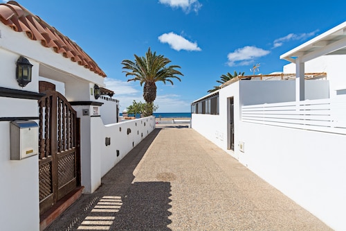 2BR Terrace Home - 10 min walk to the Beach