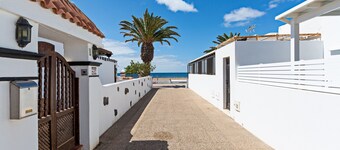 2BR Terrace Home - 10 min walk to the Beach