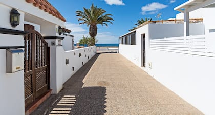 2BR Terrace Home - 10 min walk to the Beach