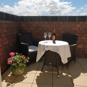 Outdoor dining - Riversdale Country House - Deluxe King Room ensuite with balcony (Inishowen)
