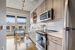 Een koelkast, een microgolfoven, een oven, een kookplaat