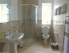 Haartrockner, Handtücher, Toilettenpapier