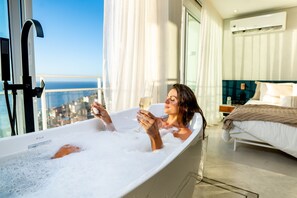 4 makuuhuonetta, silitysrauta/-lauta, ilmainen Wi-Fi, vuodevaatteet