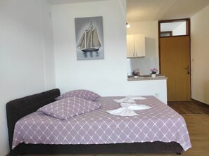 1 bedroom, bed sheets