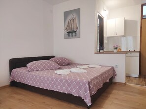 1 bedroom, bed sheets