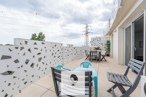Outdoor dining - Spacious 4-bedroom with terrace and air-conditioned parking in Lattes (Lattes)