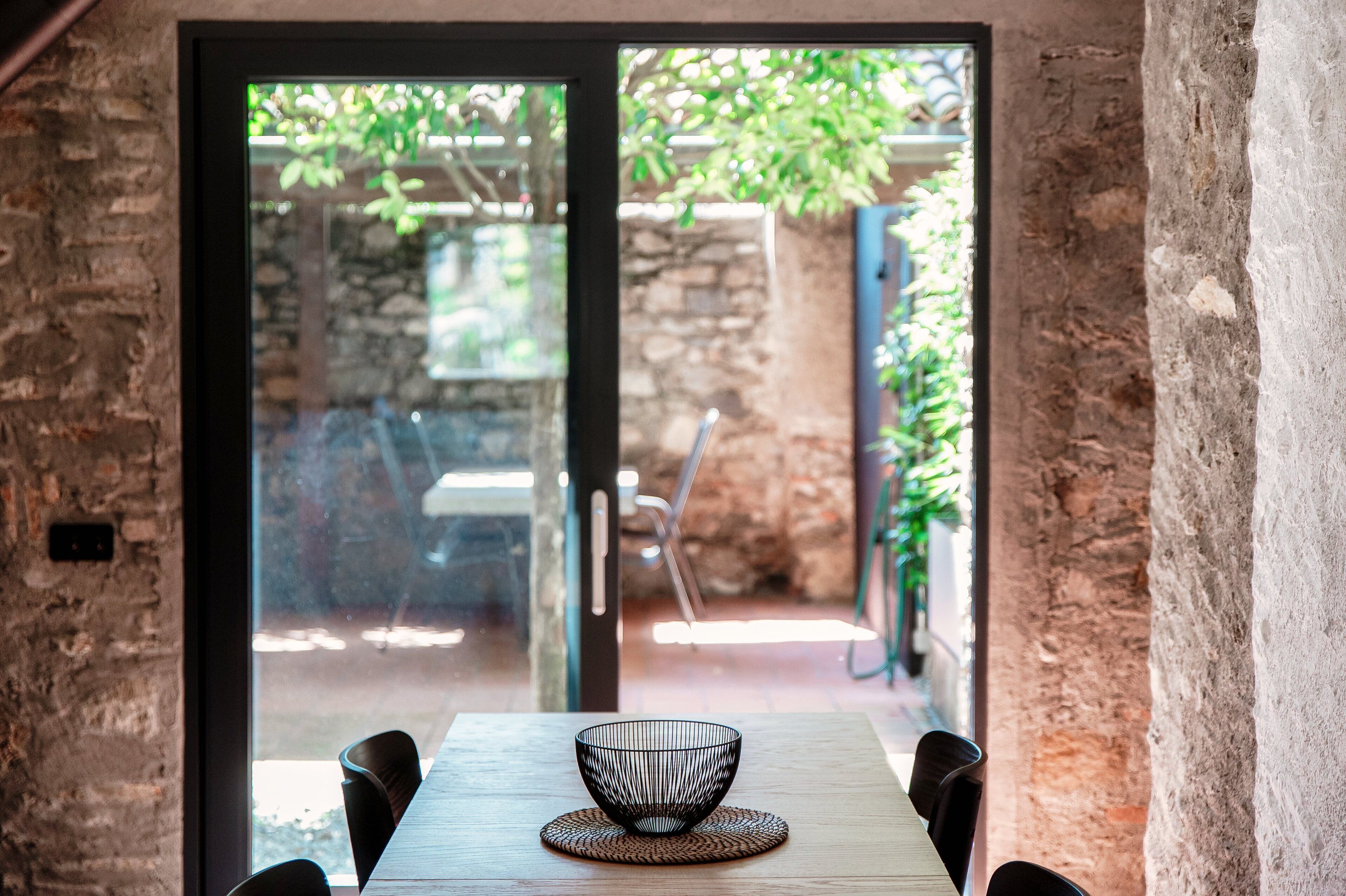 Deluxe Apartment | Living area | 32-inch flat-screen TV with satellite channels