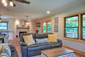 تلفزيون ذكي، مدفأة، تنس طاولة، كُتُب