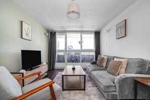 Apartment | Living area | 37-inch TV with cable channels, Netflix, streaming services - The St Khatarine's Collection (London)