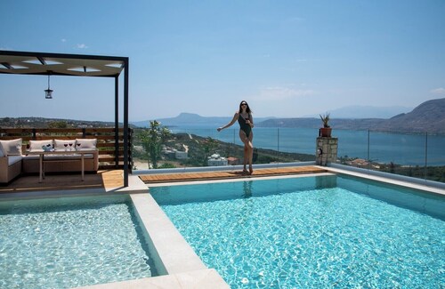 Breathtaking view*Private Heated Pool*15 sleeps*BBQ*390m2