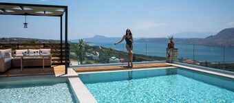 Breathtaking view*Private Heated Pool*15 sleeps*BBQ*390m2