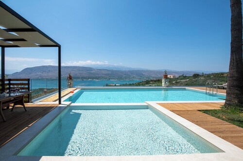 Breathtaking view*Private Heated Pool*15 sleeps*BBQ*390m2