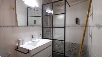 Shower, towels, soap, shampoo