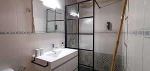 Shower, towels, soap, shampoo
