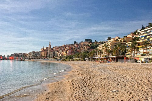Dans une Maison Mentonnaise Avec Jardin, à 15 Minutes de la Plage