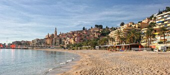 Dans une Maison Mentonnaise Avec Jardin, à 15 Minutes de la Plage
