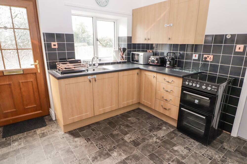 THE COTTAGE, family friendly, with a garden in Broad Haven