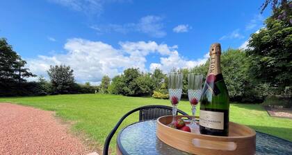 Spectacular 7BR House Hot Tub and Gardens in Gretna - Pass the Keys