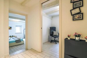 1 bedroom, desk, travel cot, free WiFi - Dream House With Balcony (Jesi)