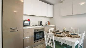 Frigorifero, microonde, forno, piano cottura